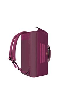 Sac à dos violet en cuir texturé et tissu, avec des bretelles ajustables, une forme structurée et trois sangles d'accent verticales.