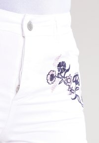 Miss Selfridge Shorts vaqueros - white
