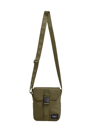 Borsa a tracolla verde oliva con patta pieghevole, fibbia in metallo e tracolla regolabile con il marchio 'PEPE JEANS'. Costruzione in tessuto resistente.