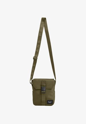 Borsa a tracolla verde oliva con patta pieghevole, fibbia in metallo e tracolla regolabile con il marchio 'PEPE JEANS'. Costruzione in tessuto resistente.