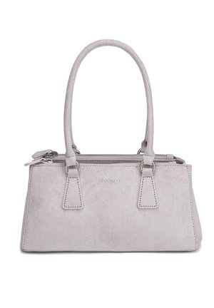 Sac à main en daim gris clair avec deux poignées, fermeture à glissière et logo embossé subtil au centre à l'avant.