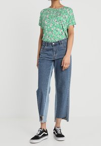 Gina Tricot Triko s potiskem - green