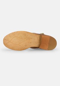 Braunes Leder-Shoe mit einer strukturierten Oberfläche, niedrigem Blockabsatz und einer Gummisohle mit detaillierten Profilmustern. Goldfarbener Schnallenakzent.