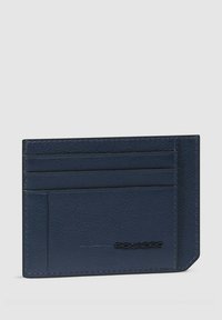 Porta carte in pelle blu navy con finitura testurizzata, quattro scomparti per carte e logo impresso sul davanti. Forma rettangolare compatta.
