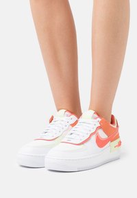 Nike Sportswear AF1 SHADOW - Sapatilhas - white/magic ember/crimson bliss/lime ice/light soft pink/black