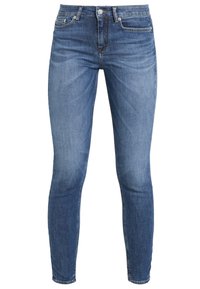 Vaqueros ajustados de color azul, confeccionados en denim, con una cintura de altura media, bolsillos delanteros y cierre de botón. Desgaste leve y detalles de costura visibles.