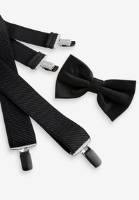 Juodos petnešos su tekstūriniu audiniu ir metalinėmis sagtimis, derinamos su atitinkamu kaklaraiščiu. Abu daiktai yra elegantiški ir tinkami formaloms progoms.