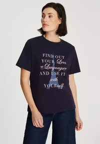 Granatowa bawełniana koszulka z krótkim rękawem, z luźnym krojem, okrągłym dekoltem oraz białym i różowym tekstem, z jasnoniebieską grafiką wieży Eiffla.