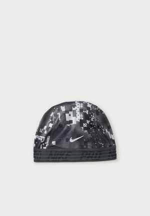 Черно и сиво пикселирано плувно шапче Nike Pro с бяло лого Nike swoosh и ластик в долната част.