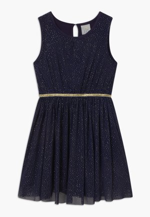 Ärmelloses marineblaues Kleid mit silberglitzernden Punkten, rundem Ausschnitt, Rückenausschnitt mit Schlüsselloch und einem dünnen goldenen Gürtel in der Taille.