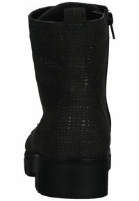 Bottines noires à cheville avec une tige en cuir texturé, dotées d'une fermeture éclair sur le côté et d'une semelle épaisse noire. Le design comprend des détails perforés.