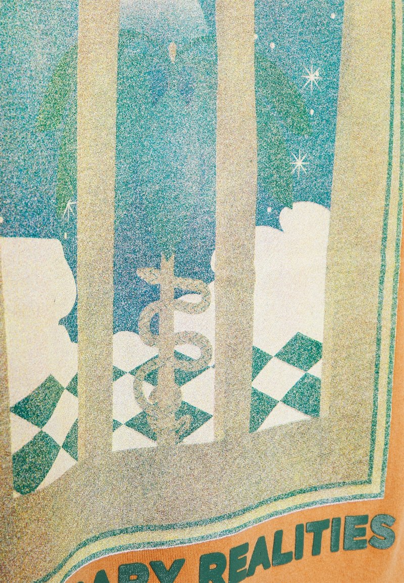 Tričko s grafickým designem v zelených a modrých barvách, zobrazující symbol kaduceus na pozadí oblaků a kostkovaném vzoru.