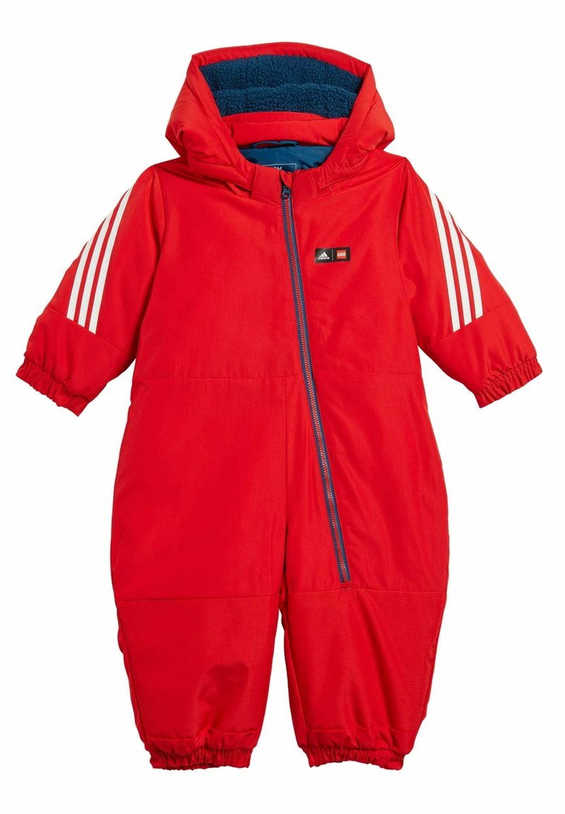 Pelele para bebé acolchado rojo con capucha, forro de forro polar azul, cremallera frontal diagonal y rayas blancas en las mangas.