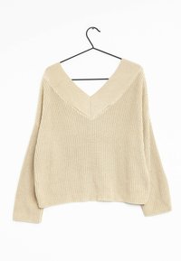 Beżowy sweter dzianinowy z szerokim dekoltem w kształcie litery V i długimi rękawami, z teksturowanym wzorem prążków i prostym dołem, wiszący na czarnym wieszaku.