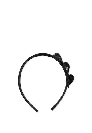Diadema negra con dos pequeñas decoraciones brillantes en forma de corazón en un lado.
