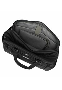 Borsa a viaggio in tessuto nero con chiusura a zip, due manici e scomparti multipli, incluso uno imbottito per un laptop.