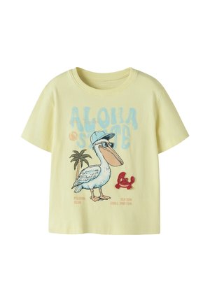 Hellgelbes Kinder-T-Shirt mit Pelikan, der Mütze und Sonnenbrille trägt, rotem Krebs, Palme und blauem "Aloha"-Schriftzug auf der Vorderseite.