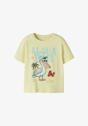 Hellgelbes Kinder-T-Shirt mit Pelikan, der Mütze und Sonnenbrille trägt, rotem Krebs, Palme und blauem "Aloha"-Schriftzug auf der Vorderseite.