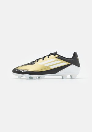 Scarpa da calcio con tomaia sintetica nera e oro, decorata con strisce bianche, design aerodinamico e tacchetti in plastica trasparente per una migliore aderenza.