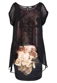 Černý průhledný tunikový top s květinovým potiskem. Volný střih, krátké rukávy, zaoblený lem a vrstvený design, který zdůrazňuje velký světle růžový květ na spodní straně.
