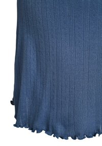 Tela azul de punto con rayas verticales caladas y un dobladillo ondulado, mostrando textura y costuras detalladas.