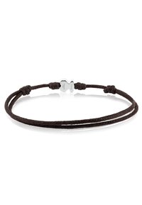 Pulsera de tejido marrón con dos hilos y un charm en forma de oso de plata pulida. El charm tiene el logotipo grabado en la parte posterior.