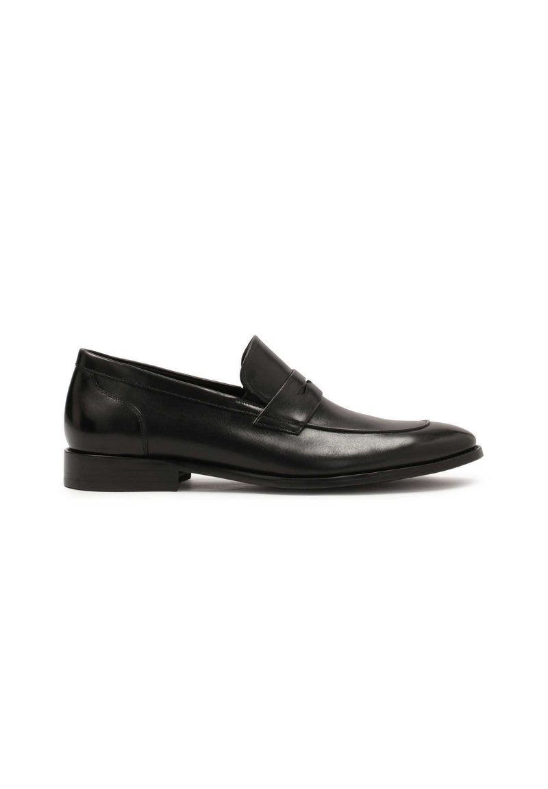 Melnas ādas loafers ar elegantu dizainu, norādītu purngalu un dekoratīvu siksniņu augšējā daļā. Zems, taisnstūra papēdis. Rūpīga virsma.