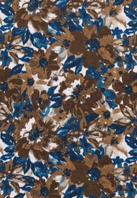 Blumenstoff in einer Farbpalette aus Braun, Blau und Weiß, mit großen Blumen und Blättern, der eine glatte, strukturierte Oberfläche zeigt.