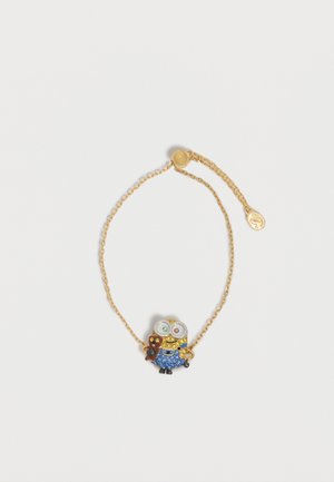 Pulsera de cadena dorada con un colgante de búho colorido que presenta detalles en azul, marrón y dorado, y dos piedras en los ojos de colores diferentes.