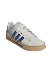 Sneaker in suede grigio con strisce blu, suola in gomma, linguetta imbottita e lacci. Presenta dettagli testurizzati e marchio sui lati.