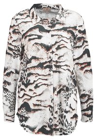 Langärmliges Hemd mit Knopfleiste, das eine Mischung aus Tier- und Schlangenledermustern in Schwarz, Weiß und Braun auf einem leichten Stoff zeigt.