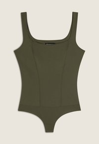 Oliivinvihreä bodysuit, jossa on muotoiltu design, leveät olkaimet ja pyöreä kaula-aukko. Silkkinen kangas saumadetailleilla, ilman koristeluja.