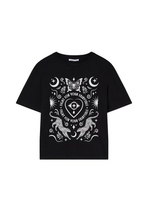 T-shirt in cotone nero con un design grafico bianco che presenta una farfalla, lune crescenti e due leopardi, con la scritta "Fight for your fairytales."