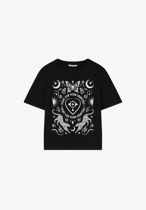 T-shirt in cotone nero con un design grafico bianco che presenta una farfalla, lune crescenti e due leopardi, con la scritta "Fight for your fairytales."