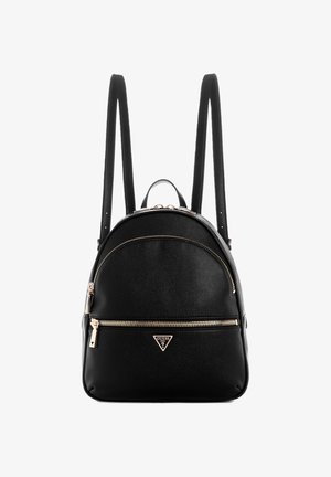 Sac à dos en simili cuir noir avec une forme arrondie, des accents de fermeture éclair dorés et un logo triangulaire. Il dispose de bretelles ajustables et d'une poignée supérieure.