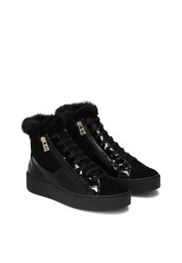 Sneakers negri tip înalt, realizate dintr-o combinație de daim și piele lacuită. Au un guler din blană artificială și fermoare laterale duble pentru o îmbrăcare ușoară.