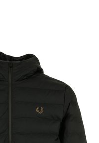 Giubbotto imbottito nero con cappuccio, design trapuntato, zip frontale, polsini elastici e un piccolo logo d'alloro dorato sul petto.