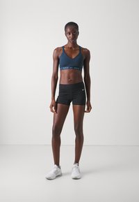 Nike Performance INDY BRA - Vidutiniškai krūtinę prilaikanti sportinė liemenėlė - armory navy