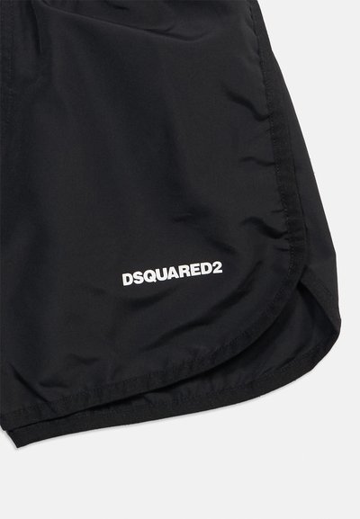 Μαύρο ύφασμα με κυρτό τελείωμα και λευκό λογότυπο DSQUARED2 τυπωμένο κοντά στην άκρη, με λεπτομερείς ραφές κατά μήκος της ραφής.