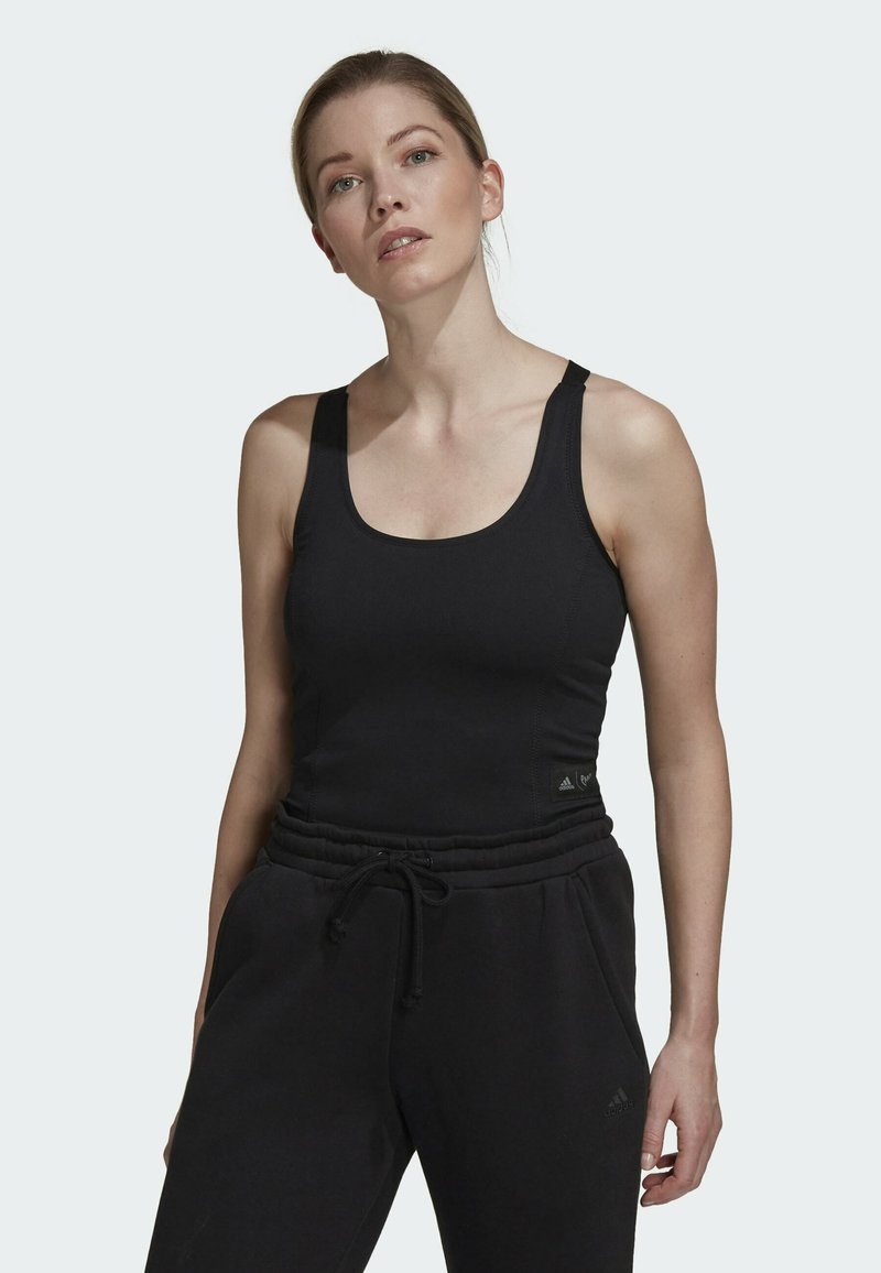 Schwarzes Sporttanktop mit breiten Trägern und Rundhalsausschnitt, gefertigt aus glattem, dehnbarem Material. Dezente Nähte und Markendetails sind sichtbar.