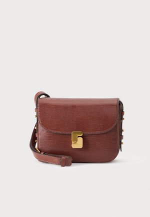 Bolso bandolera de cuero marrón texturizado con cierre dorado y correa ajustable sobre un fondo claro y liso.