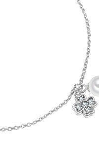 Collar de cadena de plata con un charm de perla blanca y un colgante de flor adornado con cristales transparentes, mostrando un detallado intrincado.