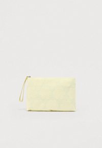 Κίτρινη θήκη με λουλουδάτο σχέδιο, κατασκευασμένη από μαλακό ύφασμα, με κλείσιμο με φερμουάρ και λουράκι χειρός. Υφή με λουλουδάτο σχέδιο στην επιφάνεια.