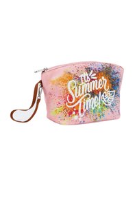 Custodia cosmetica rosa con design a spruzzo colorato e testo bianco "È tempo d'estate!" Include una tracolla marrone e dettagli con zip argentata.