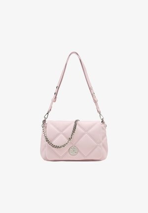 Lyserød quilted håndtaske lavet af syntetisk materiale, med en sølv kædetras og cirkulær logo hardware, i rektangulær form og glat tekstur.