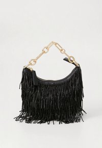 Czarna skórzana torba z frędzlami, złotym łańcuszkowym uchwytem, zamkiem błyskawicznym i gładką fakturą. Kompaktowy, zaokrąglony kształt z ozdobnymi akcentami.