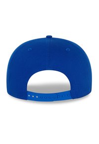 Niebieska czapka baseballowa o strukturze, teksturze materiału, regulowanym plastikowym pasku oraz otworach wentylacyjnych z tyłu.