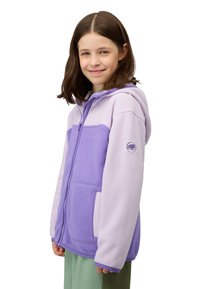 Giacca in pile di colore viola chiaro e lavanda con cappuccio, zip frontale e tasche laterali. Presenta una toppa con logo sulla manica sinistra.