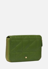 Portafoglio verde in pelle con motivo a rombi, chiusura con zip dorata e dettaglio a bottone piatto sul fronte. Texture liscia e forma rettangolare.