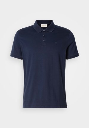 Marineblaues Poloshirt mit kurzen Ärmeln, Kragen, Knopfleiste mit drei Knöpfen und kleinem gestickten "cK"-Logo auf der linken Brust.